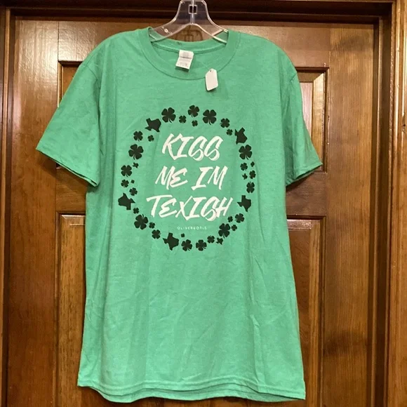 NWT Large “Kiss Me I’m Texish” Texas Irish Green Tee (ABBA) - Picture 2 of 9